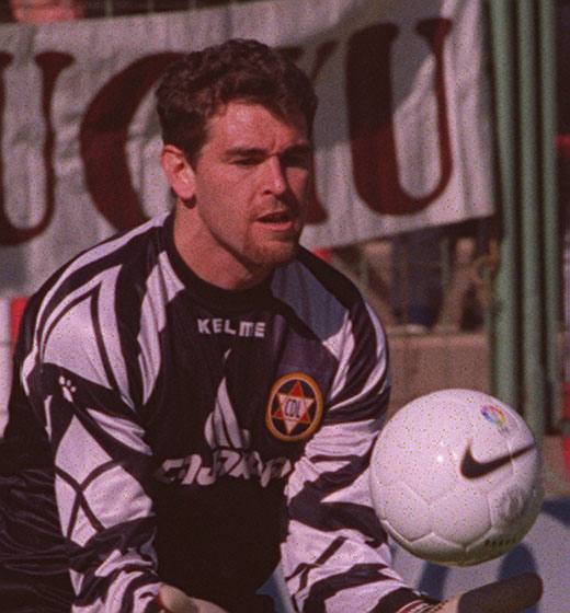 El portero del Logroñés, Valero, durante un partido de la Liga de Fútbol de Segunda División A.. en la temporada 1999-2000.