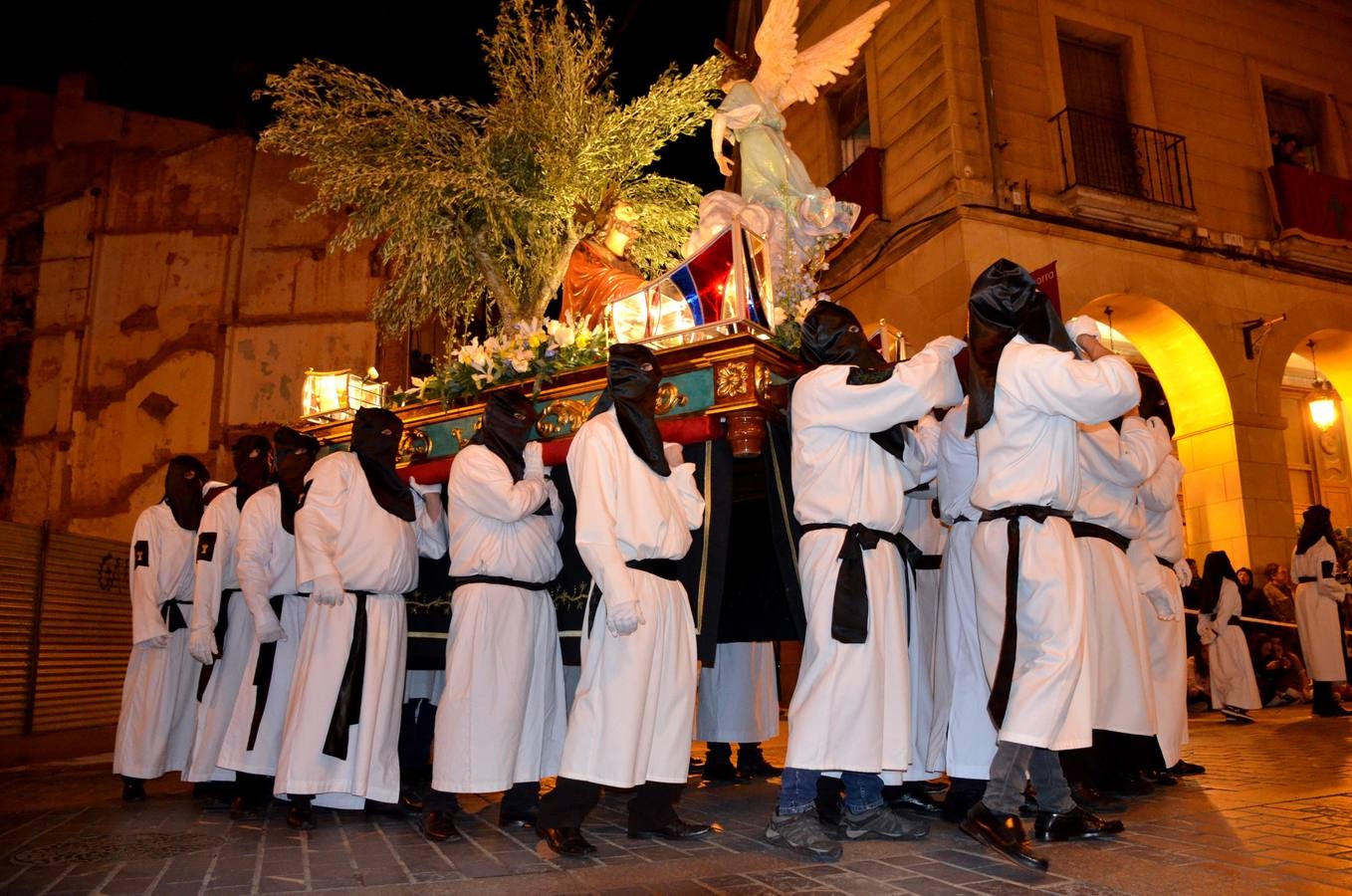 16 pasos de la cofradía de la Vera Cruz participiaron en la procesión.