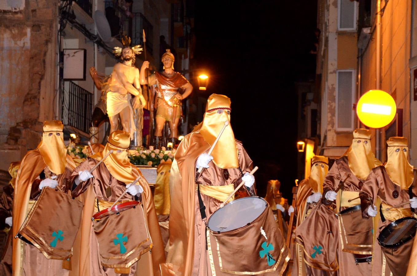 16 pasos de la cofradía de la Vera Cruz participiaron en la procesión.
