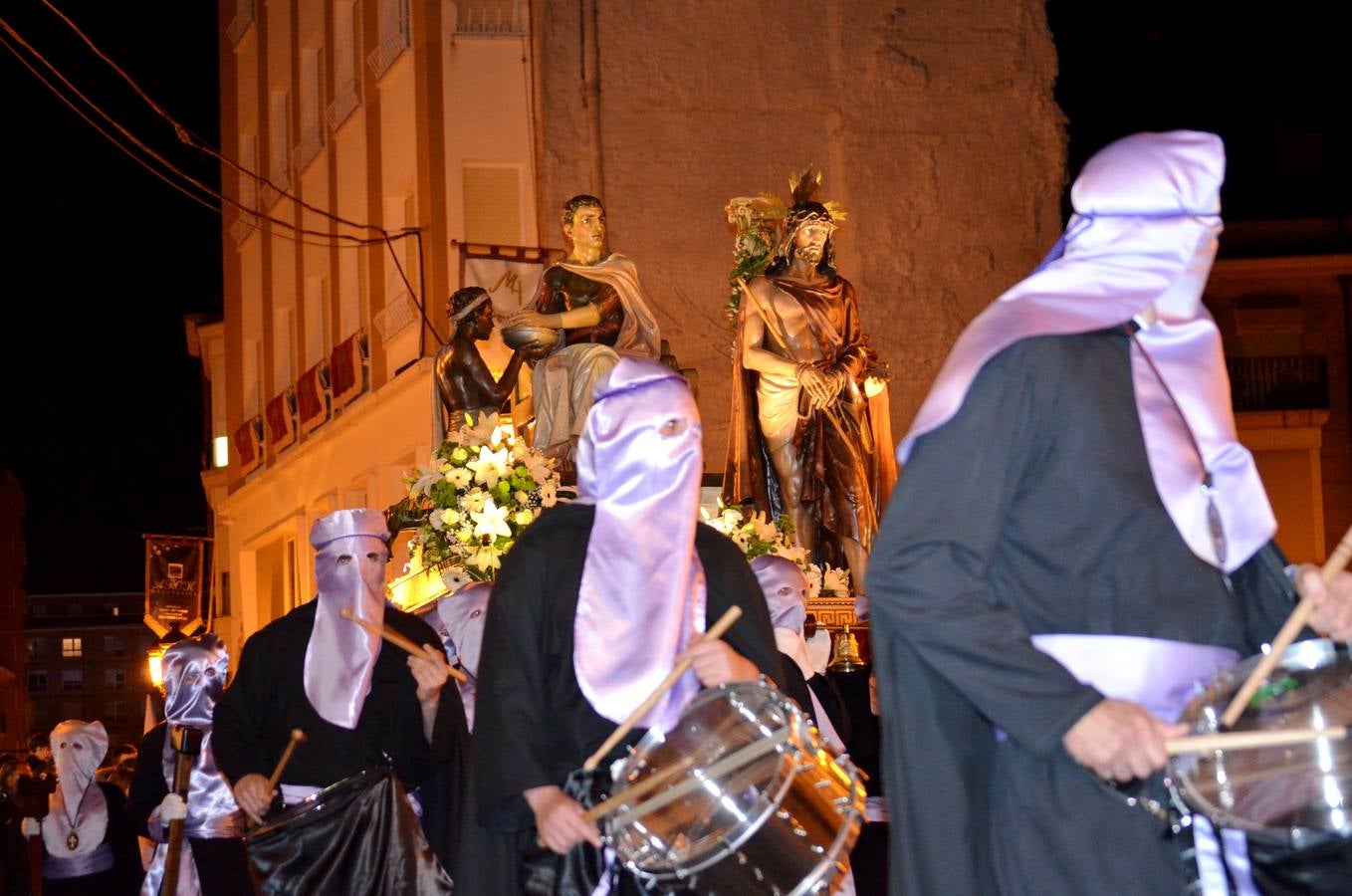 16 pasos de la cofradía de la Vera Cruz participiaron en la procesión.