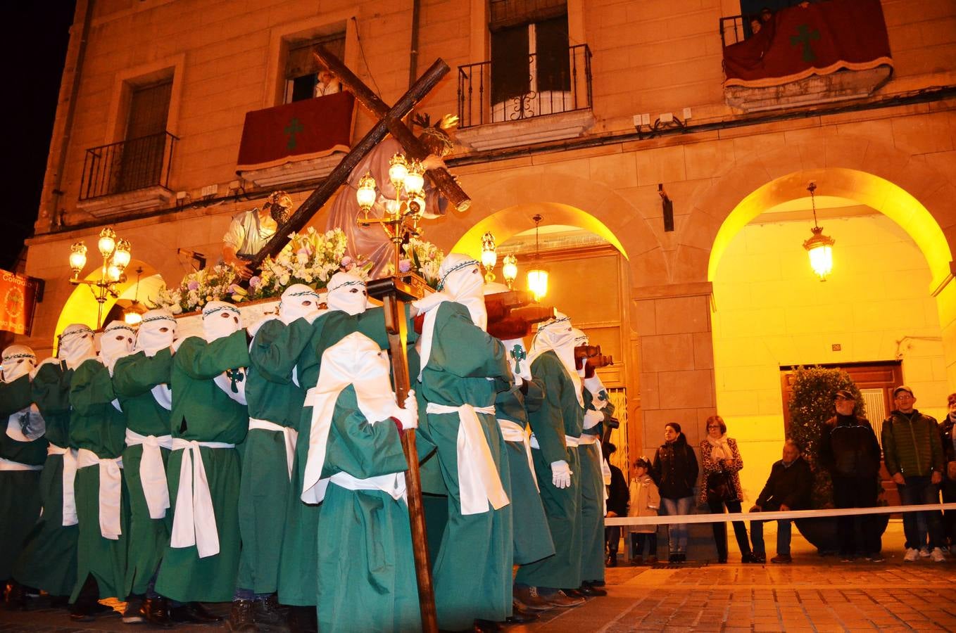 16 pasos de la cofradía de la Vera Cruz participiaron en la procesión.