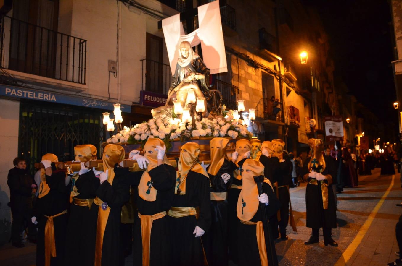 16 pasos de la cofradía de la Vera Cruz participiaron en la procesión.