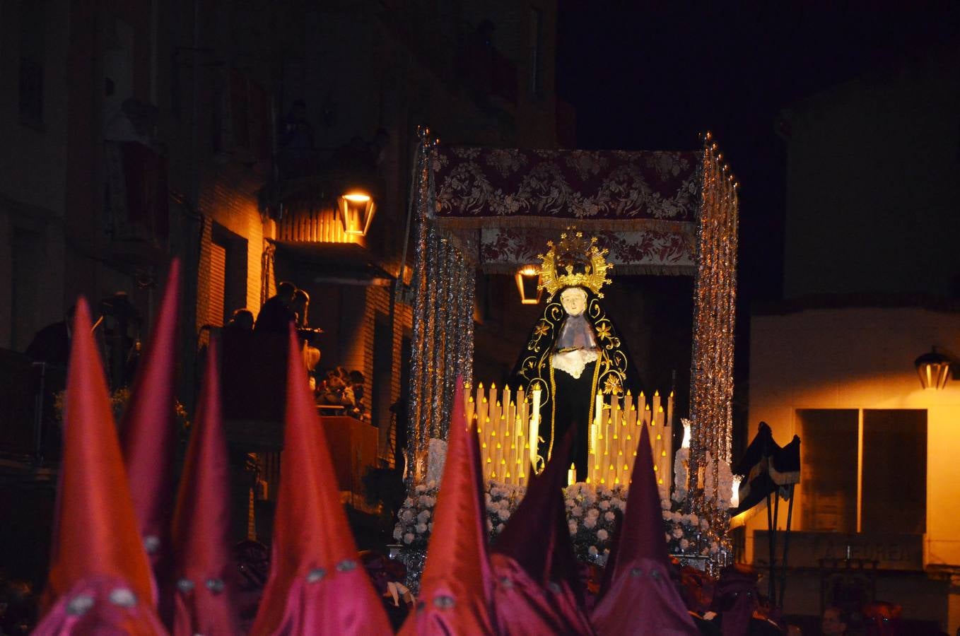 16 pasos de la cofradía de la Vera Cruz participiaron en la procesión.