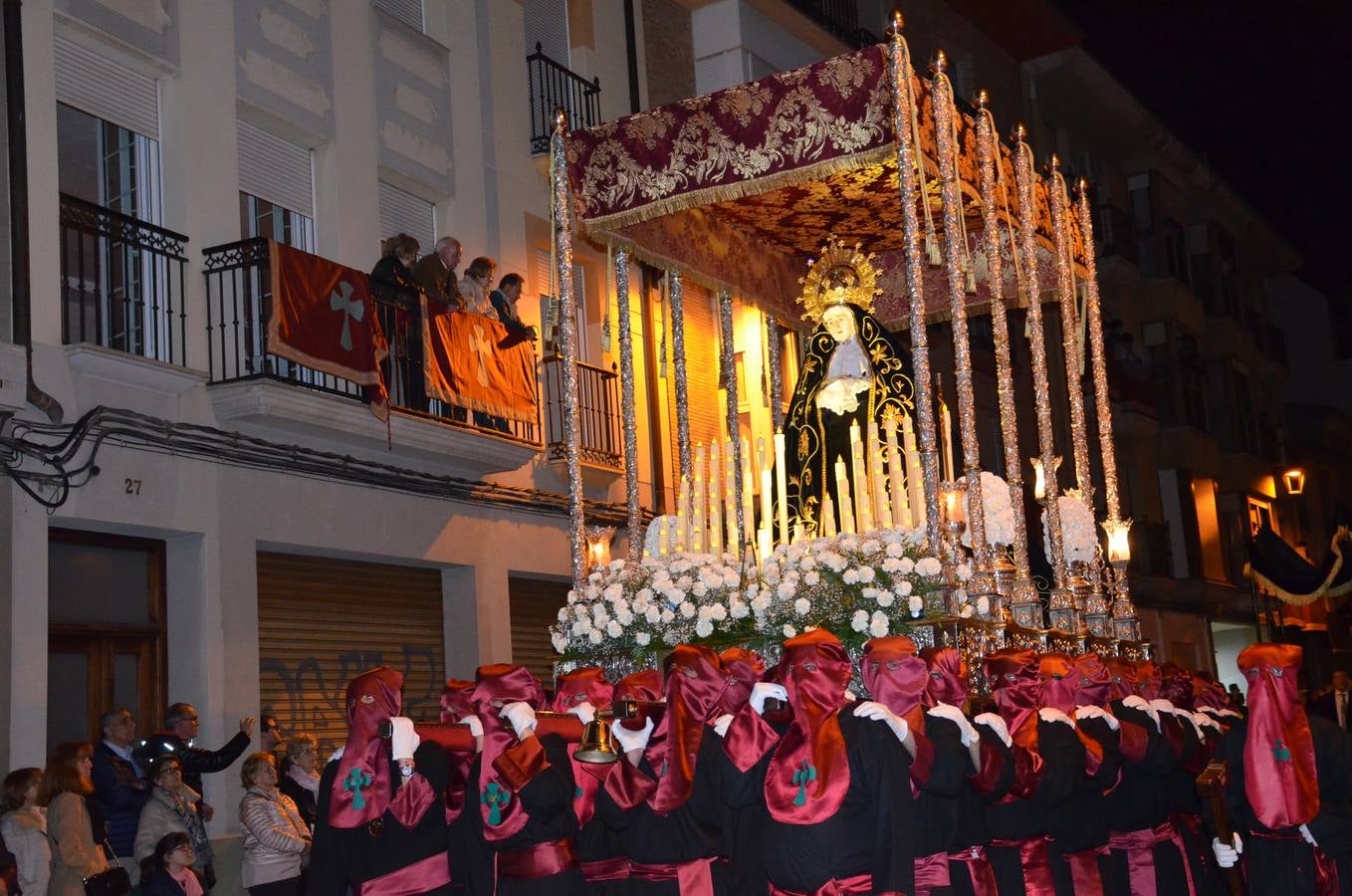 16 pasos de la cofradía de la Vera Cruz participiaron en la procesión.