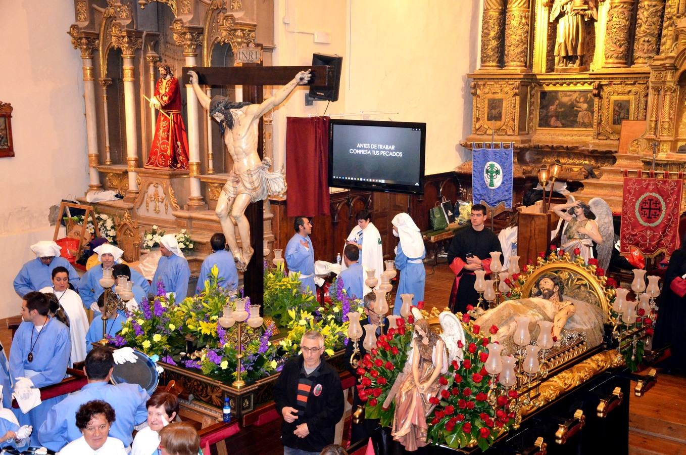 16 pasos de la cofradía de la Vera Cruz participiaron en la procesión.