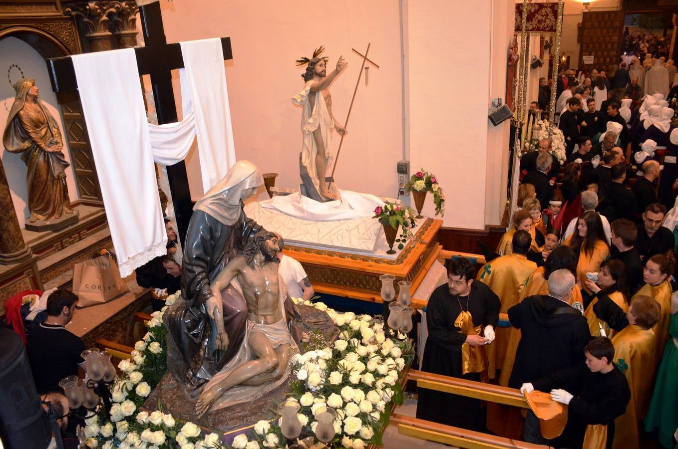 16 pasos de la cofradía de la Vera Cruz participiaron en la procesión.