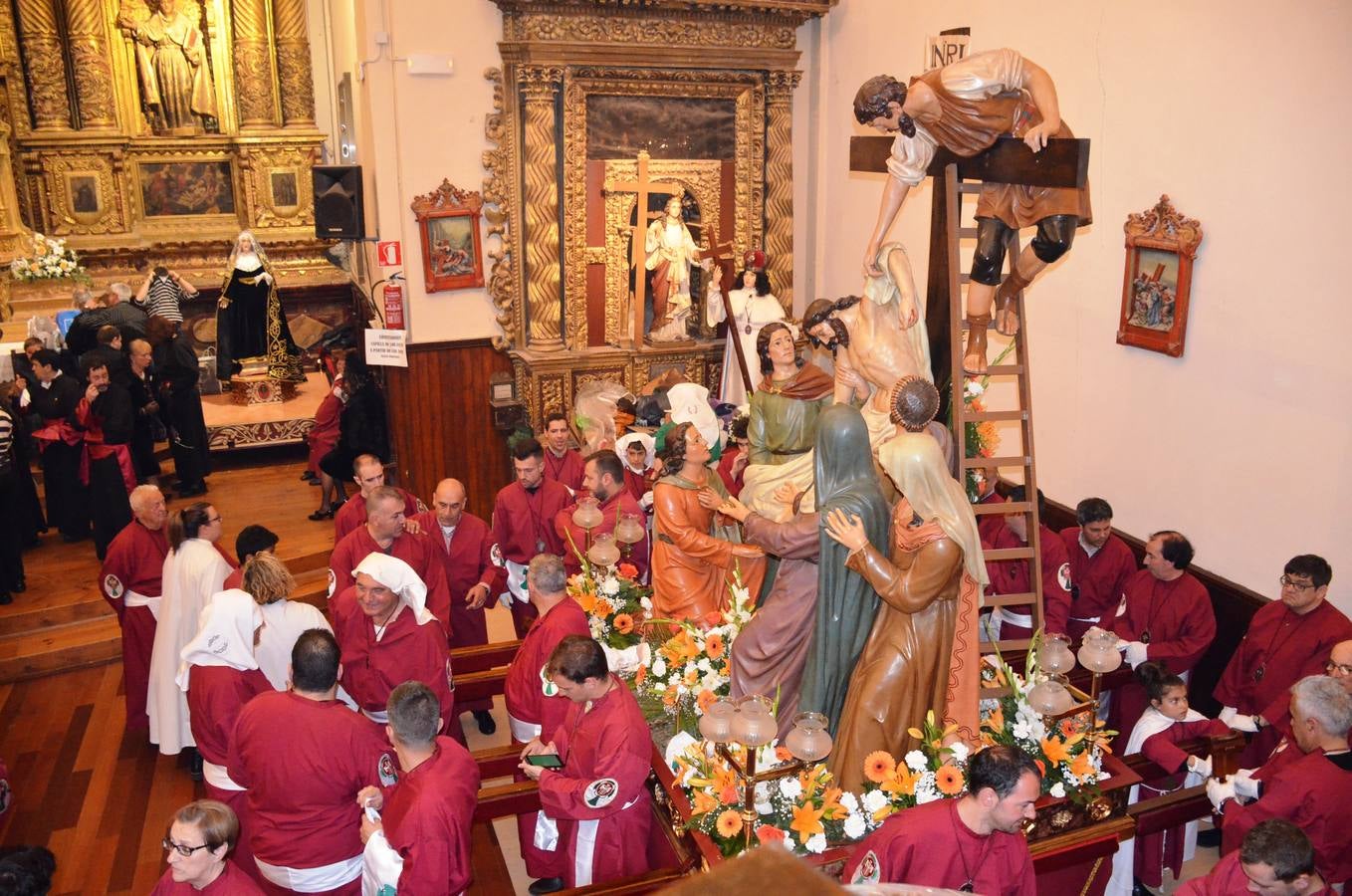 16 pasos de la cofradía de la Vera Cruz participiaron en la procesión.