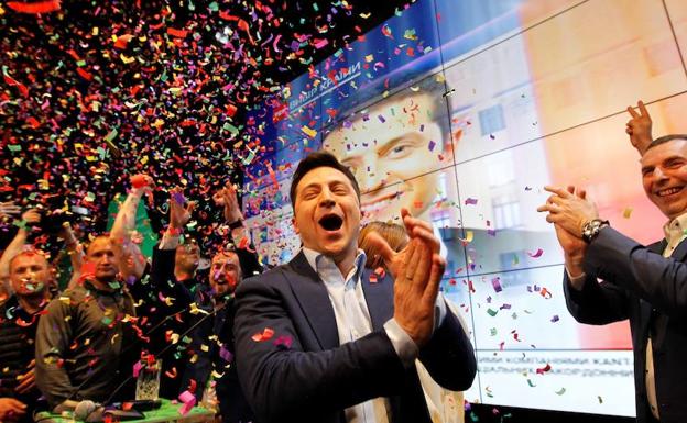 Volodímir Zelenski (c) reacciona en la sede de su partido durante las elecciones generales este domingo en Kiev. 