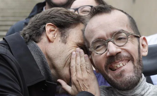 El cabeza de lista de En Comú Podem al Congreso por Barcelona, Jaume Asens (i), y el secretario de organización de Podemos, Pablo Echenique. 