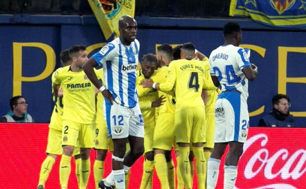 Los jugadores del Villarreal celebran el primer gol en presencia de Allan-Romeo Nyom y Kenneth Omeruo (d).