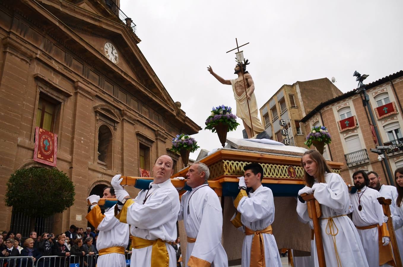 Fotos: Procesión del Cristo Resucitado en Calahorra