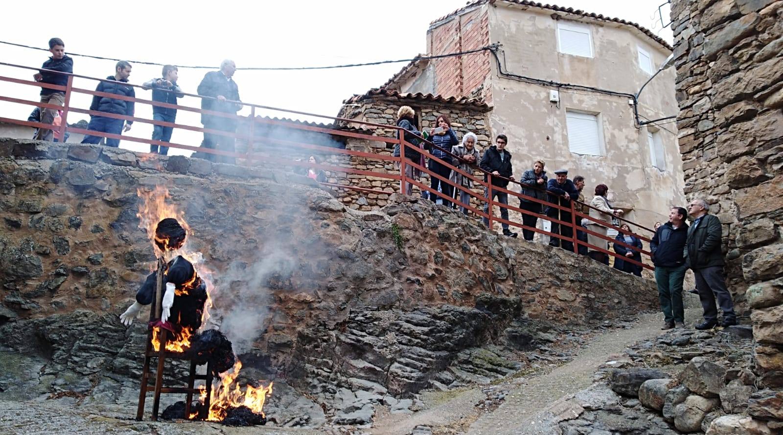 Fotos: Quema de Judas en El Redal, Valdeperillo y Cornago