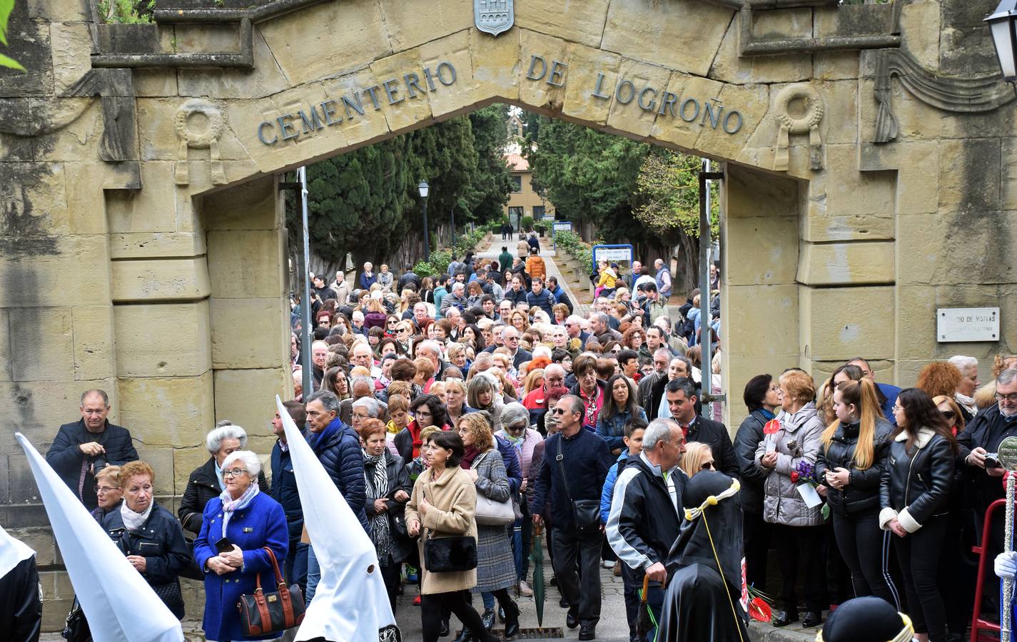 Fotos: Saetas y mucha emoción en la procesión del Santo Cristo Resucitado de Logroño