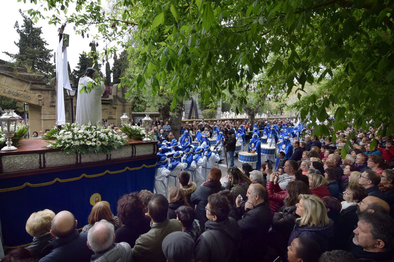 Fotos: Saetas y mucha emoción en la procesión del Santo Cristo Resucitado de Logroño