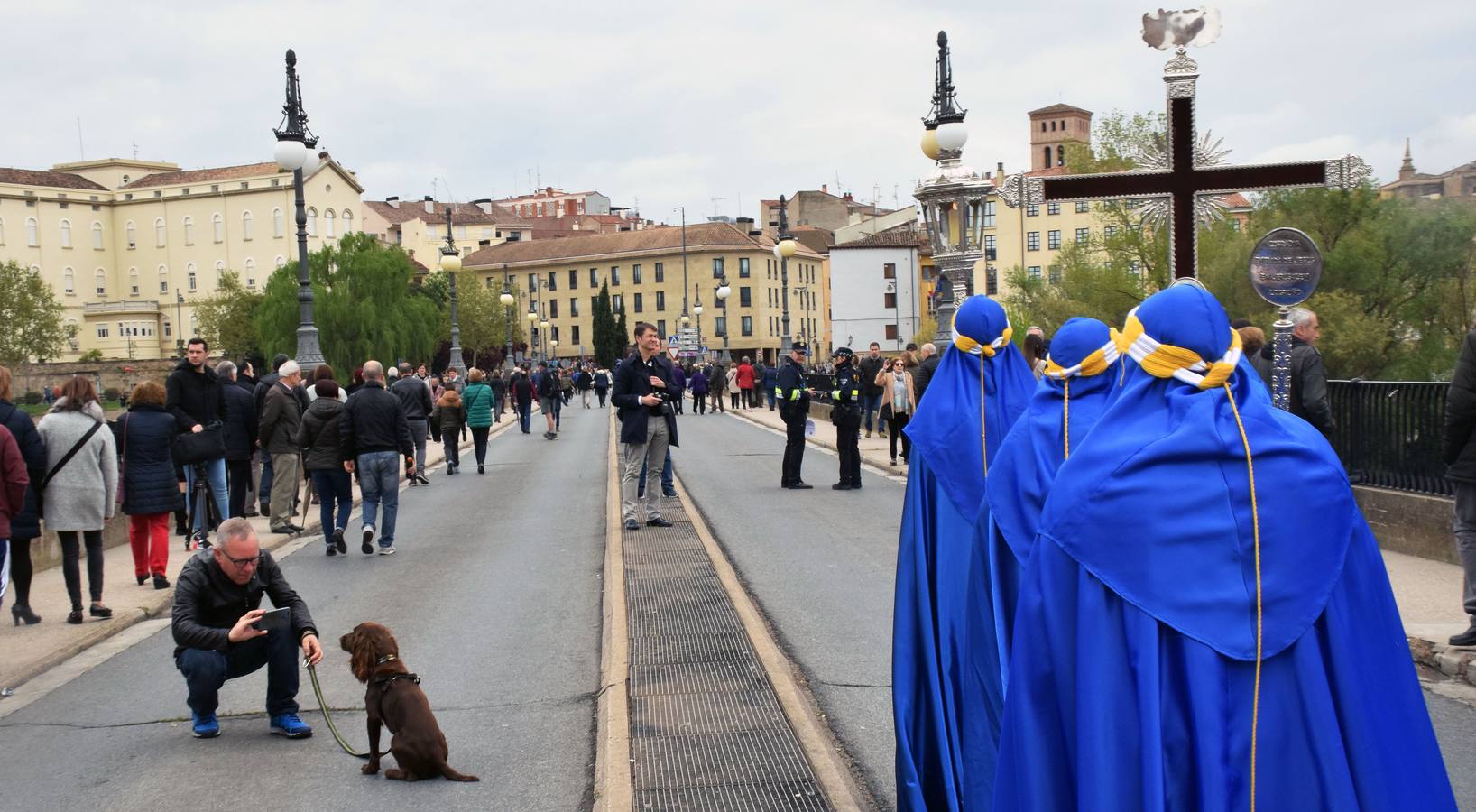 Fotos: Saetas y mucha emoción en la procesión del Santo Cristo Resucitado de Logroño