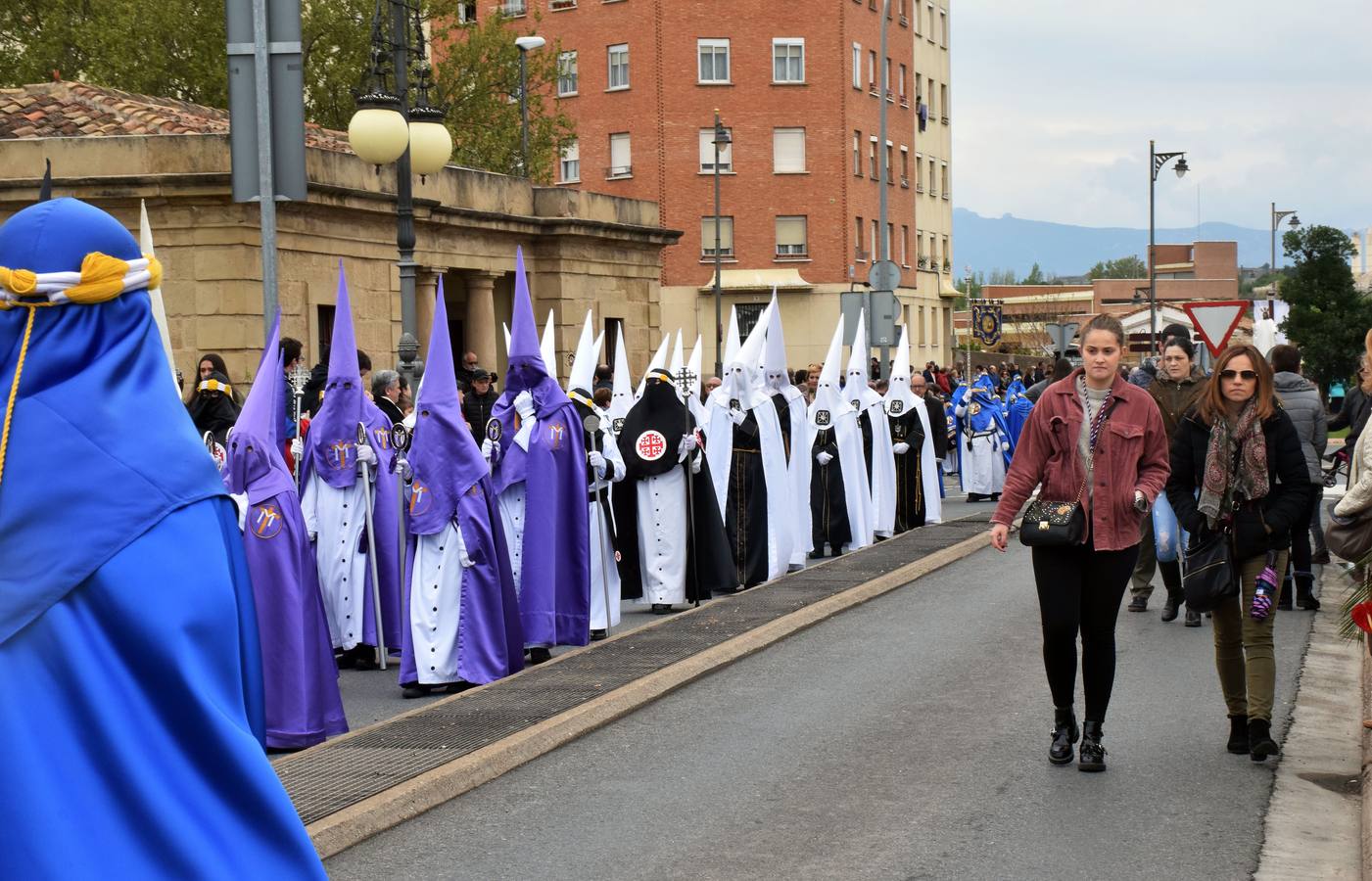 Fotos: Saetas y mucha emoción en la procesión del Santo Cristo Resucitado de Logroño