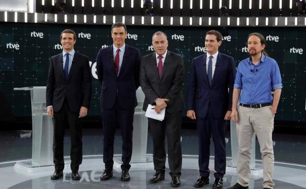 Los principales candidatos a la Presidencia del Gobierno en las elecciones generales junto al moderador del debate, Xabier Fortes (c). 