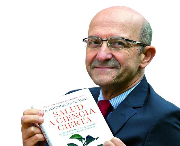 El doctor Miguel Ángel Martínez-González, con el libro que presenta hoy en Logroño.