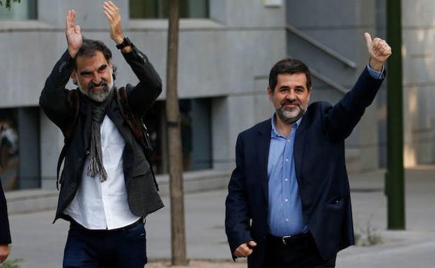 Jordi Sánchez y Jordi Cuixart, a su llegada entre aplausos a la Audiencia Nacional. 