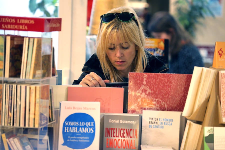 Las librerías de la ciudad lucen ya sus puestos a pie de calle, con descuentos varios y el clásico botellín de libro que acompañá cada compra