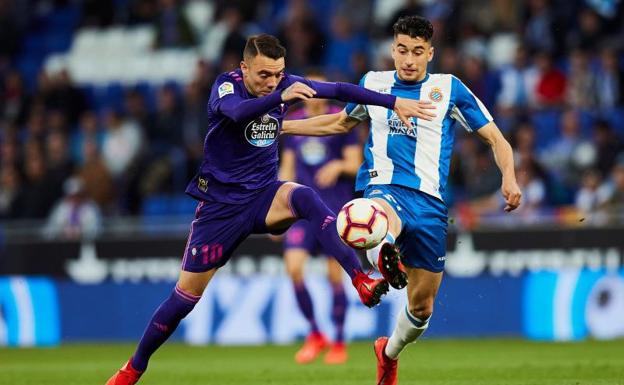 Iago Aspas y Marc Roca pugnan por el balón. 