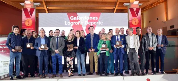 Foto de familia con los galardonados, responsables de Logroño Deporte y del Gobierno regional. 