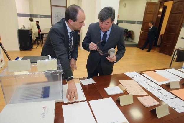 Pérez Sáenz e Iribas, con el material electoral en Delegación. 