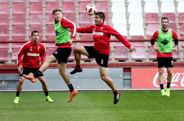 Pedrito y Carles Salvador pugnan por el balón en el entrenamiento del pasado miércoles en Las Gaunas.