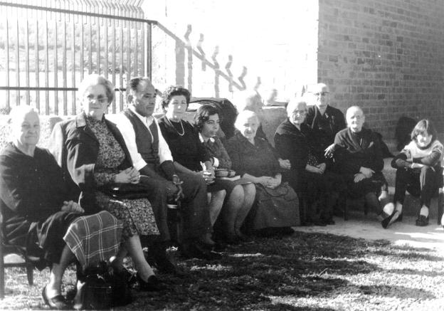 Viudas, hijas, hermanas, nietas y resto de familiares de asesinados del bando republicano, en el cementerio civil La Barranca.