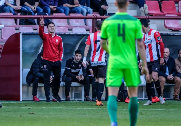 Sergio Rodríguez da instrucciones a sus jugadores desde la banda. 