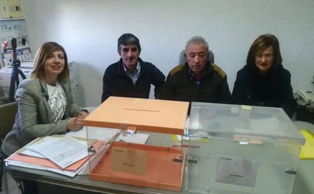 La mesa electoral de Villarroya, minutos antes de abrir el colegio electoral. 