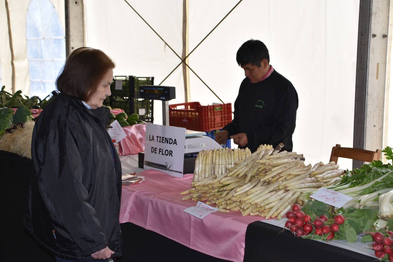 Veintidós expositores participan en el mercado, además de diferentes actividades en el aparcamiento del Silo 