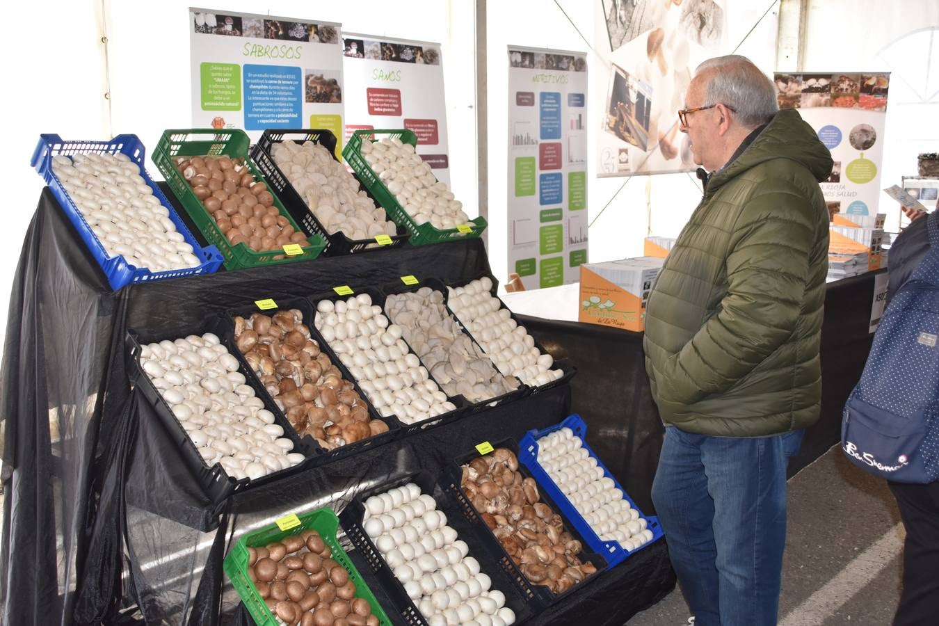 Veintidós expositores participan en el mercado, además de diferentes actividades en el aparcamiento del Silo 