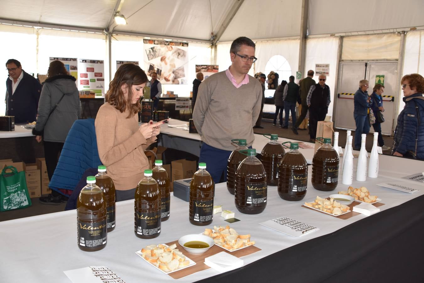 Veintidós expositores participan en el mercado, además de diferentes actividades en el aparcamiento del Silo 