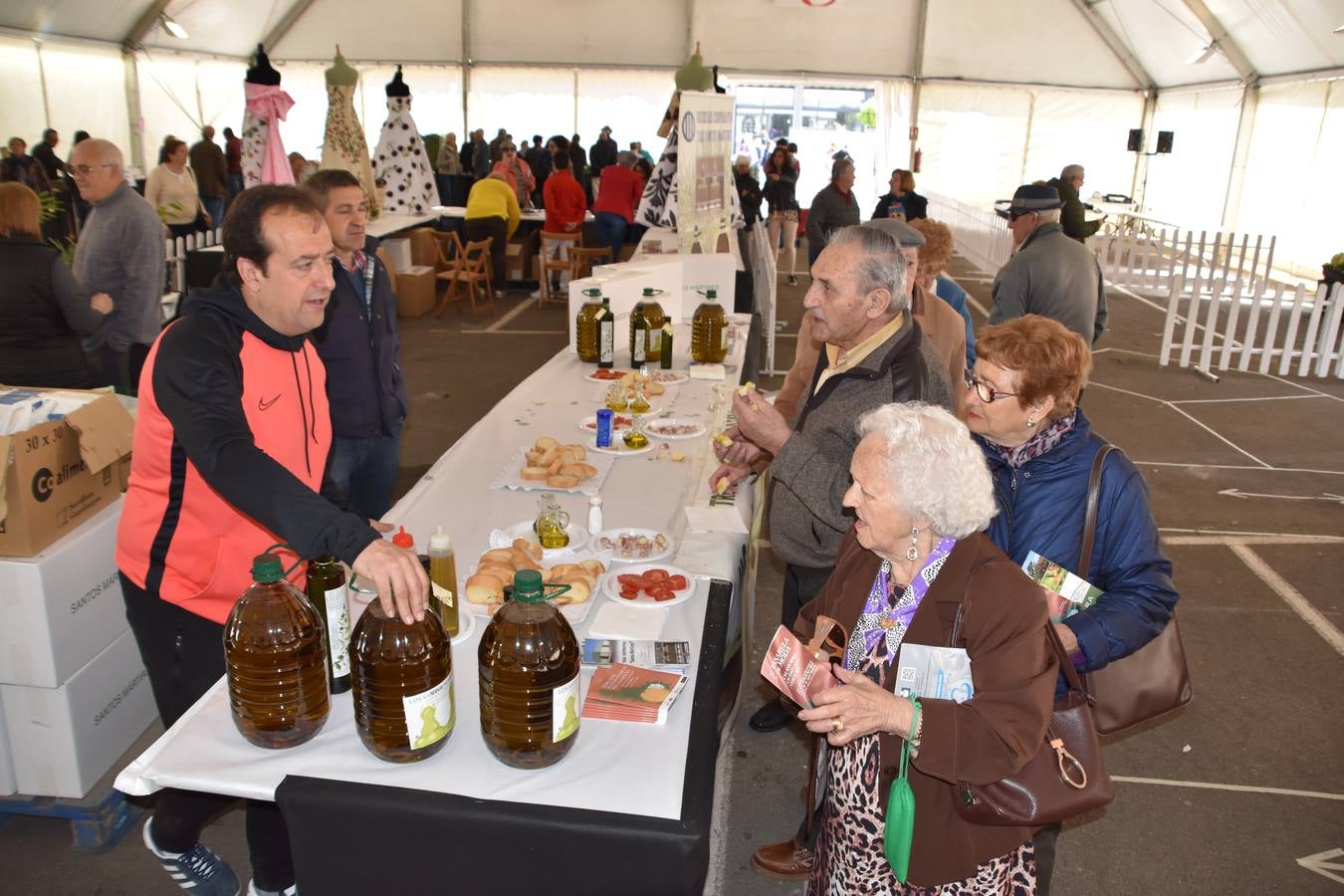 Veintidós expositores participan en el mercado, además de diferentes actividades en el aparcamiento del Silo 