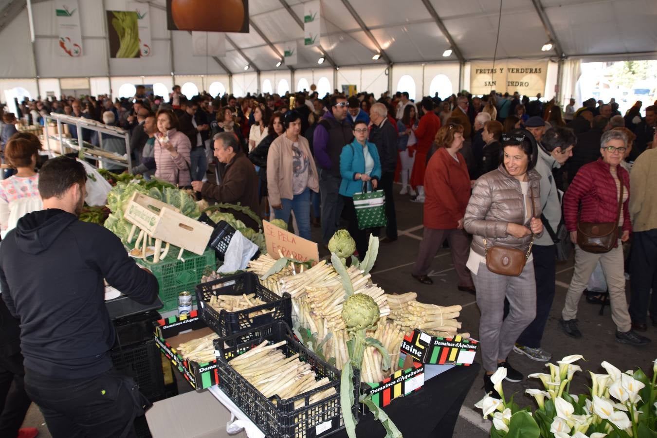 Veintidós expositores participan en el mercado, además de diferentes actividades en el aparcamiento del Silo 