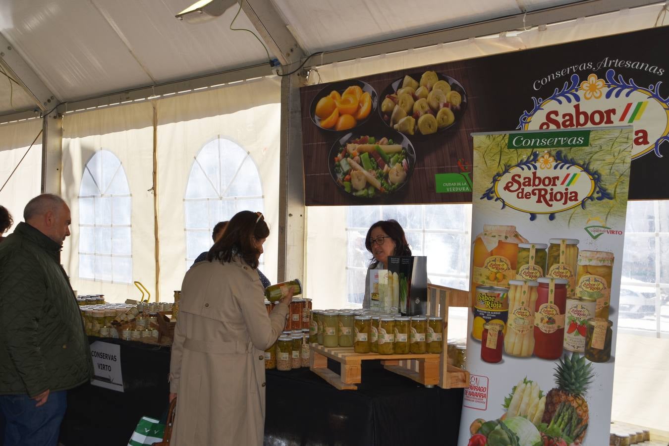 Veintidós expositores participan en el mercado, además de diferentes actividades en el aparcamiento del Silo 