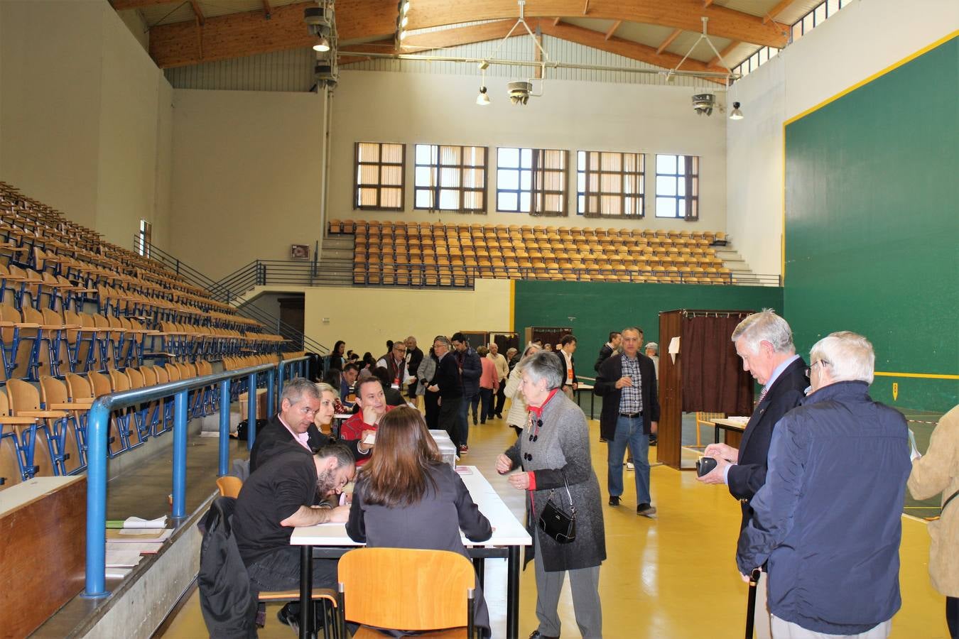 La jornada electoral discurre con normalidad en La Rioja. El ambiente soleado invita a votar a los riojanos. Candidatos y votantes anónimos han coincidido en los diversos colegios electorales