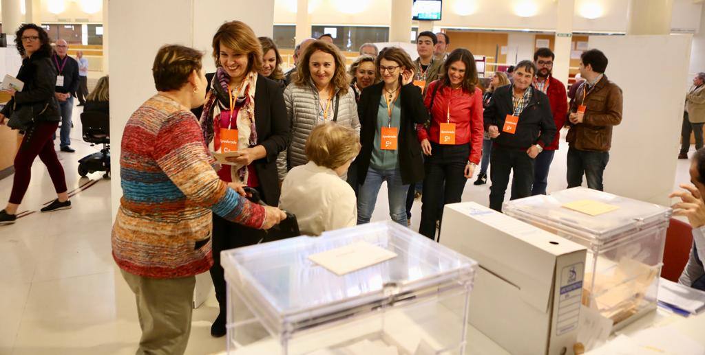 La jornada electoral discurre con normalidad en La Rioja. El ambiente soleado invita a votar a los riojanos. Candidatos y votantes anónimos han coincidido en los diversos colegios electorales