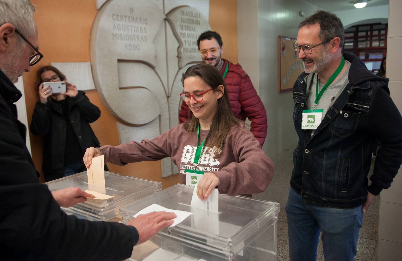 La jornada electoral discurre con normalidad en La Rioja. El ambiente soleado invita a votar a los riojanos. Candidatos y votantes anónimos han coincidido en los diversos colegios electorales