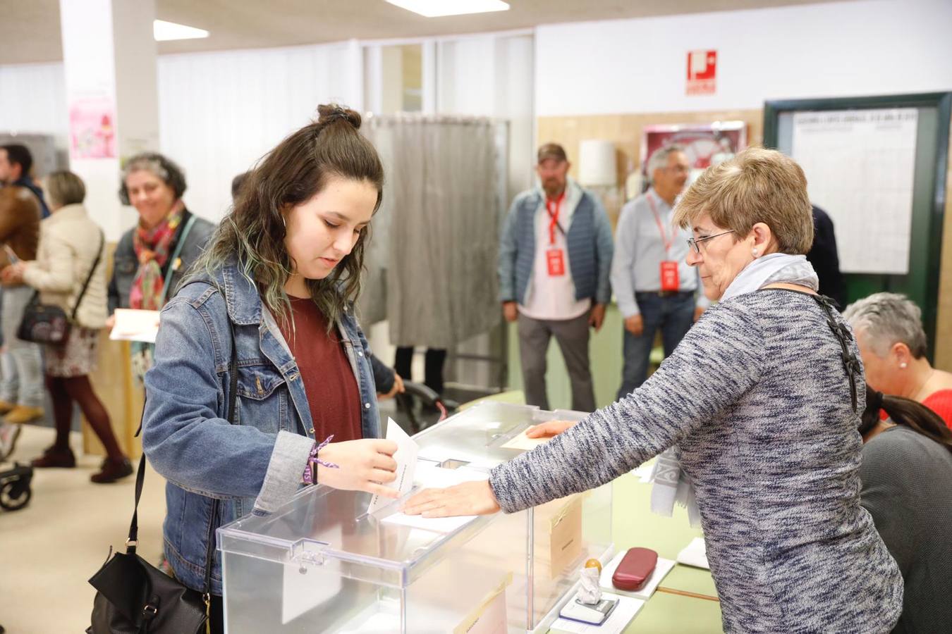 La jornada electoral discurre con normalidad en La Rioja. El ambiente soleado invita a votar a los riojanos. Candidatos y votantes anónimos han coincidido en los diversos colegios electorales