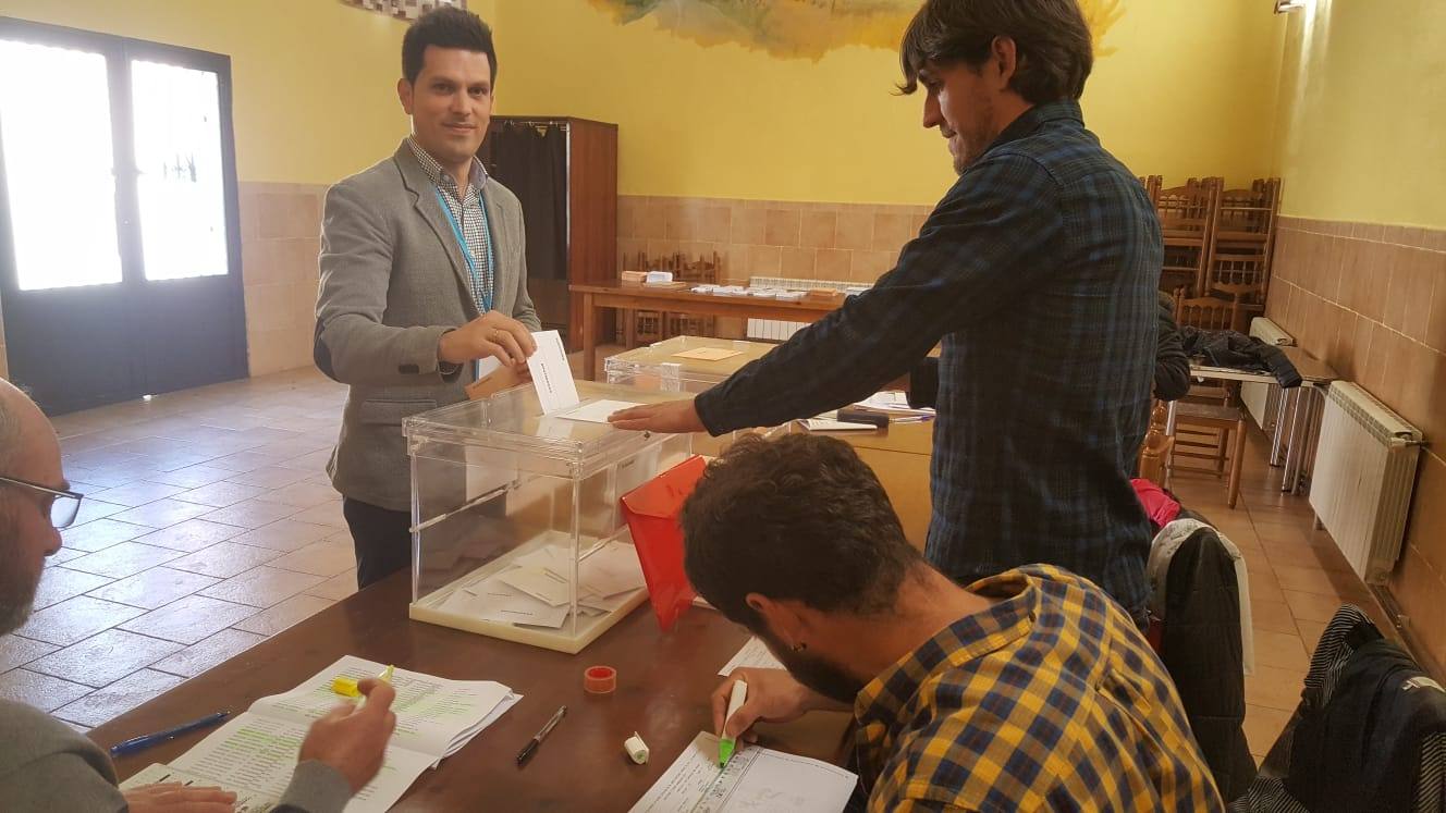 La jornada electoral discurre con normalidad en La Rioja. El ambiente soleado invita a votar a los riojanos. Candidatos y votantes anónimos han coincidido en los diversos colegios electorales