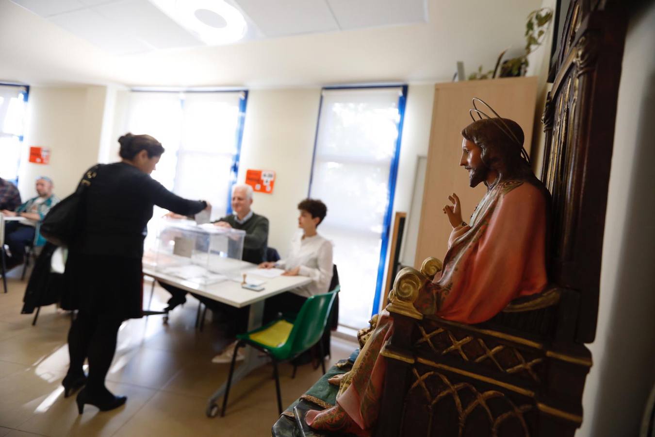 La jornada electoral discurre con normalidad en La Rioja. El ambiente soleado invita a votar a los riojanos. Candidatos y votantes anónimos han coincidido en los diversos colegios electorales