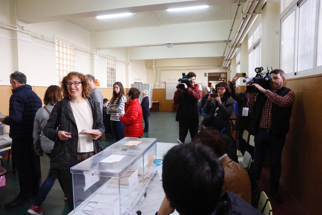 La jornada electoral discurre con normalidad en La Rioja. El ambiente soleado invita a votar a los riojanos. Candidatos y votantes anónimos han coincidido en los diversos colegios electorales