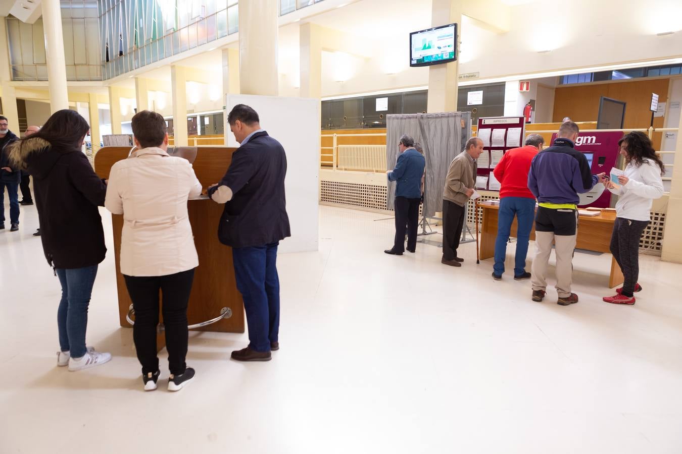 Elecciones generales en La Rioja: fotos de la mesa electoral del Ayuntamiento