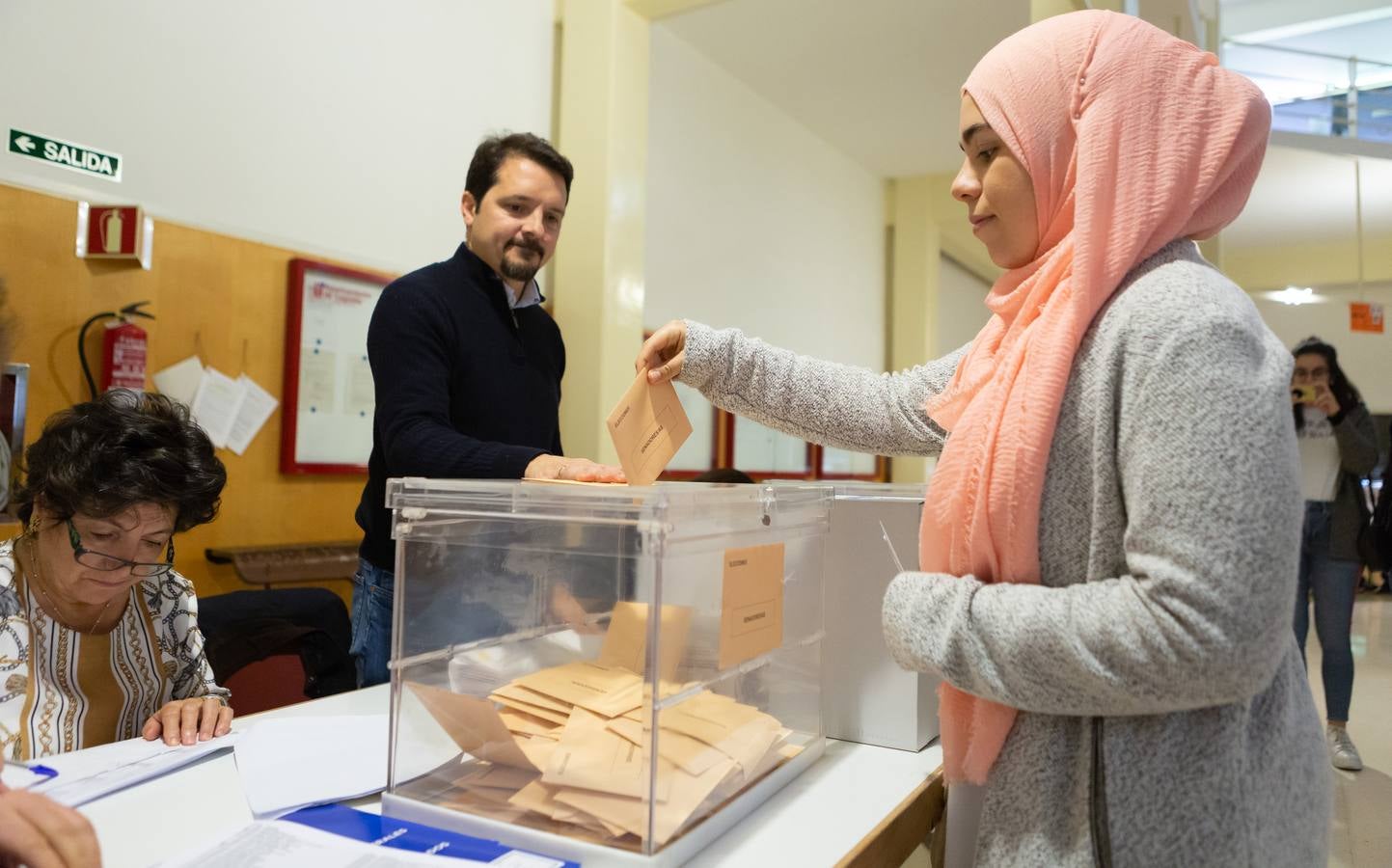 Elecciones generales en La Rioja: fotos de la mesa electoral del Ayuntamiento