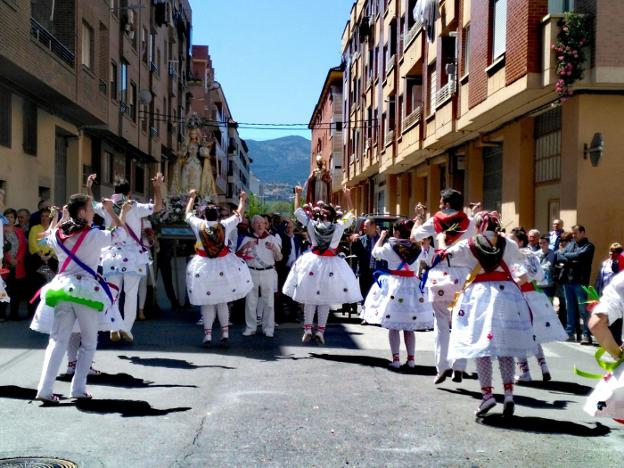 El grupo de danzas baila durante la procesión. 