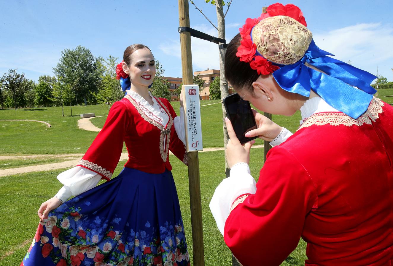 Miembros del Teatro Estatal de Danza Cosacos de Rusia plantan once árboles con motivo del Día Internacional de la Danza en el Bosque de la Danza