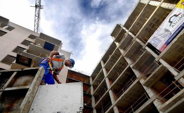 Un obrero trabajando en una obra.