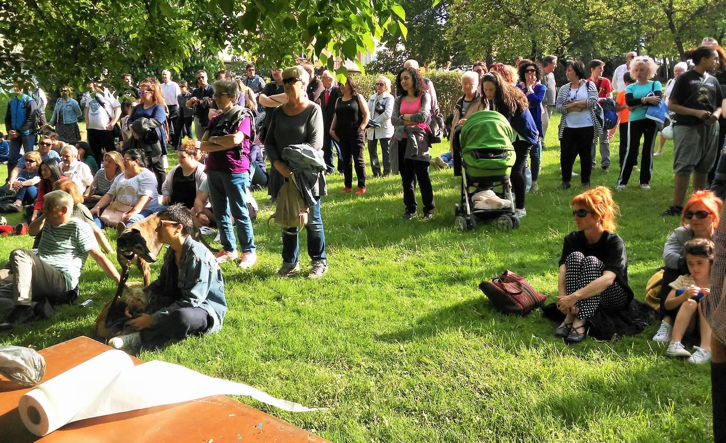 Cientos de personas y decenas de perros se reúnen en el parque del Ebro de Logroño en honor del adiestrador canino